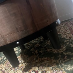 ハリーポッターバレル（樽）型カウンターテーブルと木製スツール2脚のセットの画像