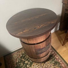 ハリーポッターバレル（樽）型カウンターテーブルと木製スツール2脚のセットの画像