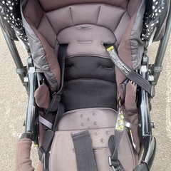 チャイルドシートとベビーカーセットの画像