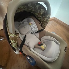 チャイルドシートとベビーカーセットの画像