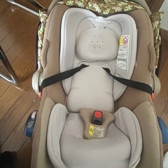 チャイルドシートとベビーカーセットの画像