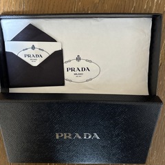 PRADA 長財布が入ってた空箱とカードの画像