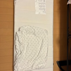 IKEAベビーベッド、マットレス、カバー付きの画像