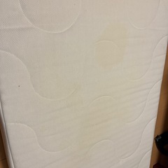 IKEAベビーベッド、マットレス、カバー付きの画像