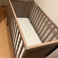 IKEAベビーベッド、マットレス、カバー付きの画像