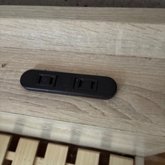 コンセント付】木目調シングルベッドフレーム（ロータイプ）三栄コーポレーション【引取限定】の画像