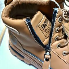 チャック付きブーツで脱ぎ履きしやすい送料無料・余裕のある26㎝・1回使用・ ベージュ ワークブーツの画像