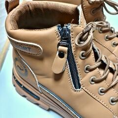 チャック付きブーツで脱ぎ履きしやすい送料無料・余裕のある26㎝・1回使用・ ベージュ ワークブーツの画像