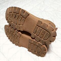 チャック付きブーツで脱ぎ履きしやすい送料無料・余裕のある26㎝・1回使用・ ベージュ ワークブーツの画像