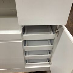 【リユ-スのサカイ広島石内店】ジモティ割！３枚扉食器棚/クリ-ニング済み/HG-8295/広島市 家具　佐伯区 家具　南区 家具　西区 家具　東区 家具　中区 家具　安佐南区 家具　安佐北区 家具　安芸区 家具　府中町 家具　海田町 家具　熊野町 家具　坂町 家具　廿日市市 家具の画像