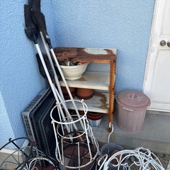 あげます   庭に植木鉢の台座 花  鉢などの画像