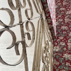 シャビーなアイアンフェンスの画像