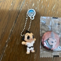 アトム キーホルダーと缶バッジ セットの画像