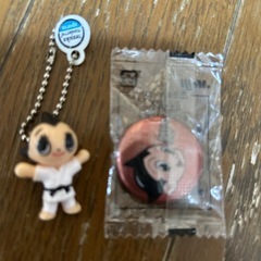 アトム キーホルダーと缶バッジ セットの画像