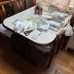 テーブル椅子セットの画像