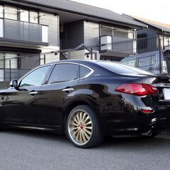 即乗りＯＫ 29年式 フーガハイブリッド 後期 VIP エマージェンシーブレーキ レーダークルーズ HDDナビ フルセグTV Bluetooth アラウンドビューモニター インテリキー 黒本革シート シートヒーター シートクーラー 20インチAW LEDライト LEDフォグ ETCの画像