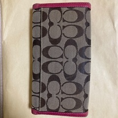 女性向けのコーチの長財布です。の画像