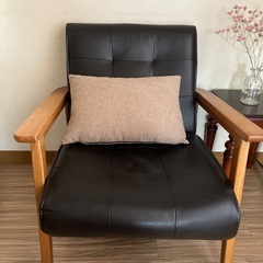 一人掛けソファ　クッション付きの画像