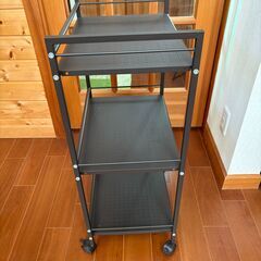 お取引は軽井沢もしくは高崎（大八木町）です★スチール製　キャスターつき収納ラック　ですの画像