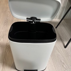 ニトリ　ペダルゴミ箱の画像