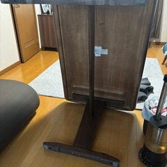 ダイニングテーブルの画像