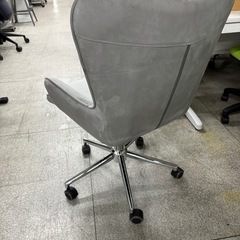 【リユースマン倉敷】ベルベット調デスクチェア グレー イス オシャレの画像