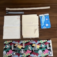 折りヘラ台、ハトロン紙、ファスナー、ミシン糸、布の画像