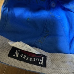 青色のFOURTEENキャップ、刺繍ロゴ付き。の画像