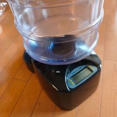 ペット自動　エサあげ機　飼い主の声で餌やりを１日3回する機械の画像