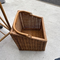 ラタン　ランドリーラックの画像