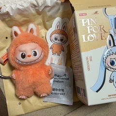 【J】【POPMART正規品】イニシャルラブブ★ THE MONSTERS PIN FORLOVE シリーズ★ぬいぐるみペンダントの画像