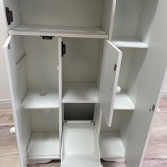 トイレの白色木製収納棚の画像