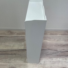 トイレの白色木製収納棚の画像