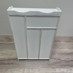 トイレの白色木製収納棚の画像