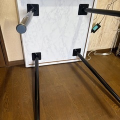 大理石風テーブルの画像