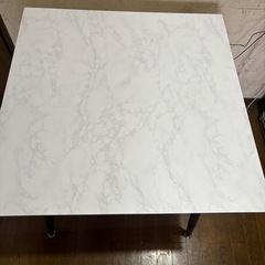 大理石風テーブルの画像