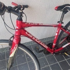自転車　クロスバイク　通勤　通学キャノンデール　赤の画像