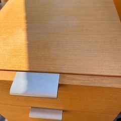 机の下にある引き出しみたいな物の画像