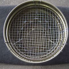 ペール缶型バーベキューコンロ 未使用品 ソロキャンプ 防災時にも役立つ 網 付属品は新品 DIY 面白グッズ ディスプレイ 早い者勝ち 引き取り限定の画像