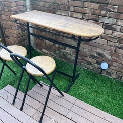 (受け取って下さい)バーテーブルとチェア２つの画像