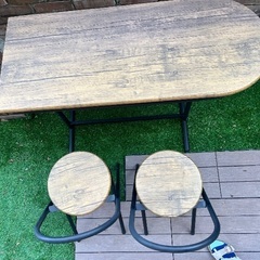 (受け取って下さい)バーテーブルとチェア２つの画像