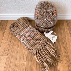 ★新品未使用タグつき★ マフラー&ニット帽　1セットの値段です！の画像