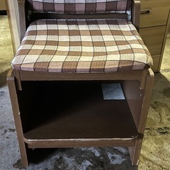 ソファ、勉強机、タンスの画像