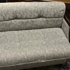 ソファ、勉強机、タンスの画像