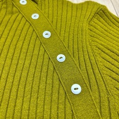 オリーブグリーン　ニットの画像