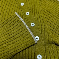 オリーブグリーン　ニットの画像