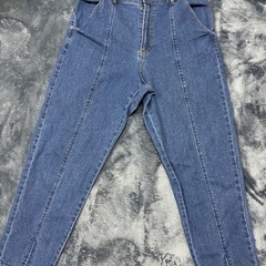 【HUG.U】デニム　テーパードパンツ　Lの画像