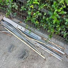 農業用固定
器具と鉄の棒などの画像