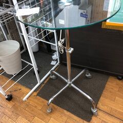 リサイクルショップどりーむ鹿大前店　No.3525　ガラステーブル　キャスター付き　高さ調整可能〇の画像