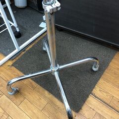 リサイクルショップどりーむ鹿大前店　No.3525　ガラステーブル　キャスター付き　高さ調整可能〇の画像